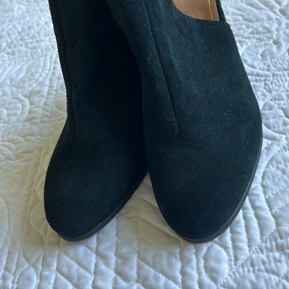 Like New Vionic Lacey Tortoise Block Heel Slingback Black Suede Booties - Picture 8 of 11